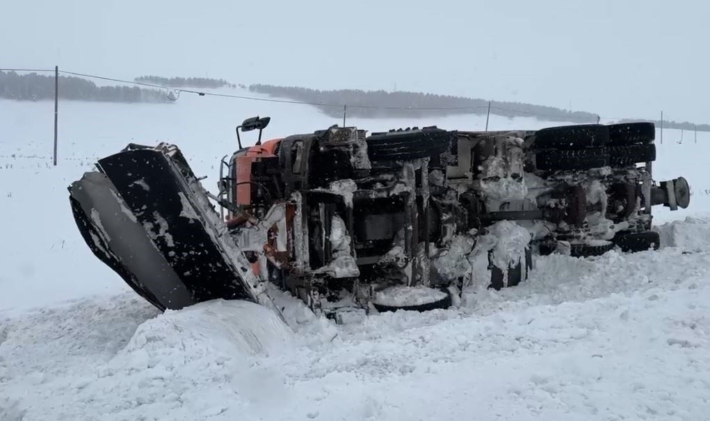 Ardahan’da karla mücadele çalışması yapan kar küreme aracı kaza yaptı.