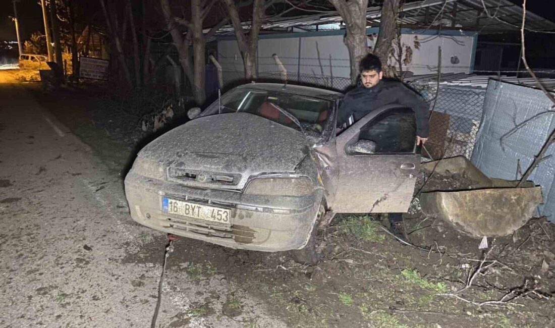 Bursa’nın İnegöl ilçesinde meydana gelen kazada kontrolden çıkan otomobil ağaca