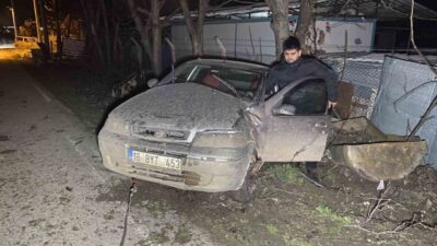 Bursa’nın İnegöl ilçesinde meydana gelen kazada kontrolden çıkan otomobil ağaca