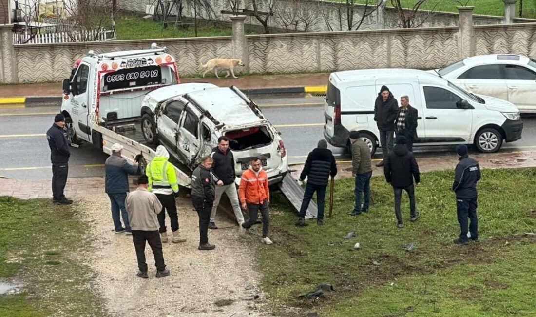 Sakarya’nın Akyazı ilçesinde kontrolden çıkan otomobil, belediye aracına çarparak takla