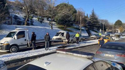 Bursa’da buzlanma nedeniyle kontrolden çıkan otomobil önündeki araca çarpıp, çarptığı