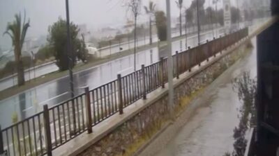 Antalya’nın Alanya ilçesinde bir otomobil, yağış nedeniyle kayganlaşan yolda önce