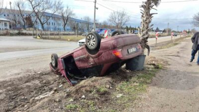 Eskişehir’de yağış sebebiyle kayganlaşan yolda kontrolden çıkıp takla atan otomobilde