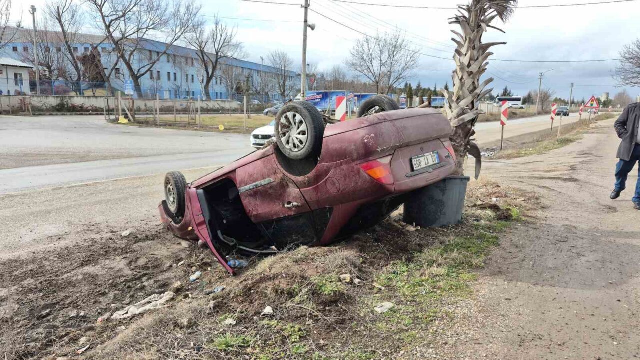 Eskişehir’de yağış sebebiyle kayganlaşan yolda kontrolden çıkıp takla atan otomobilde