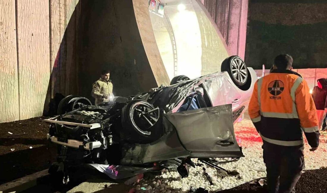 Antalya’nın Alanya ilçesinde kontrolden çıkan otomobilin Dimçayı Tüneli girişinde takla