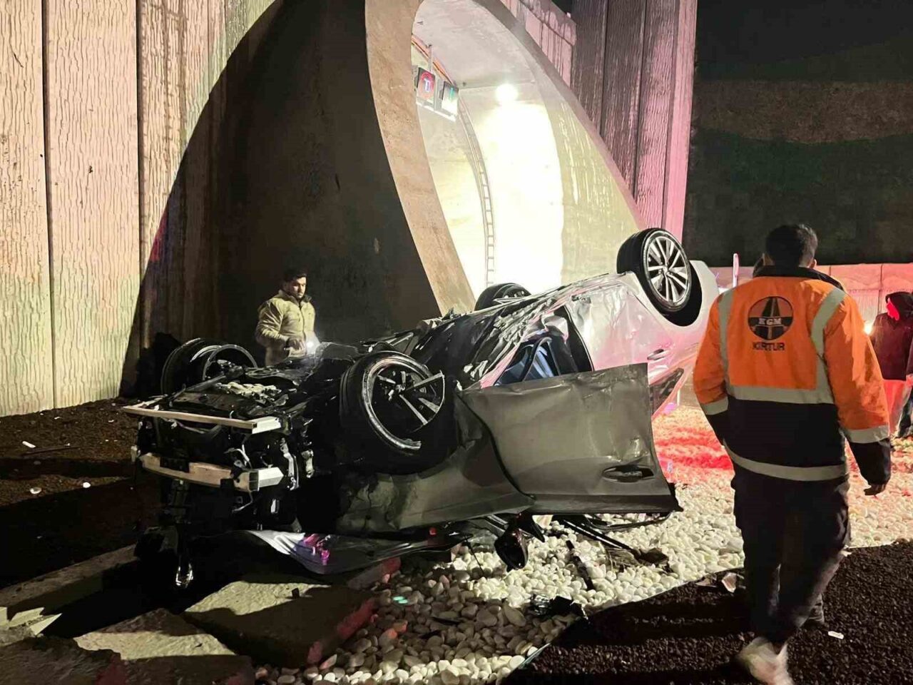 Antalya’nın Alanya ilçesinde kontrolden çıkan otomobilin Dimçayı Tüneli girişinde takla