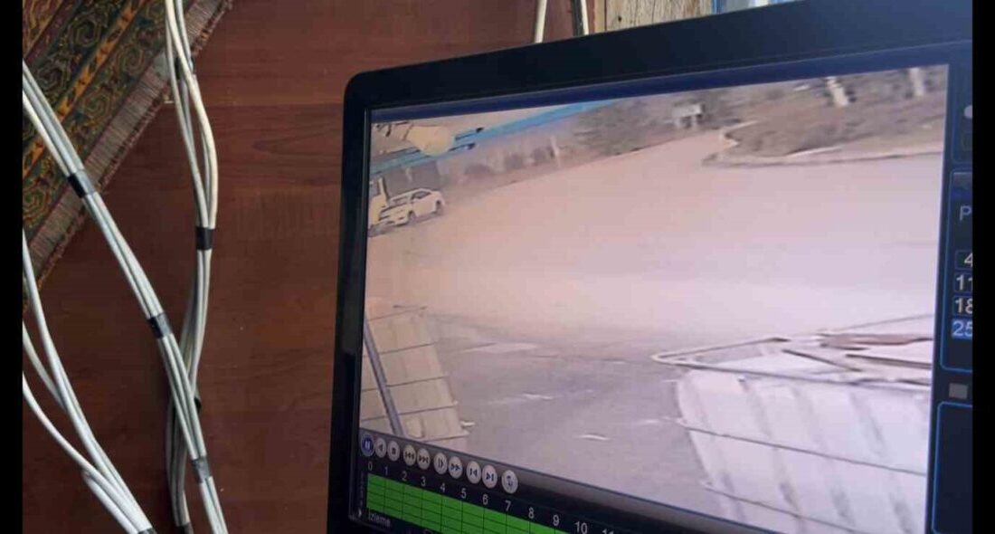 Eskişehir’de kayganlaşan yolda kontrolden çıkan otomobil park halindeki tıra çarptı.