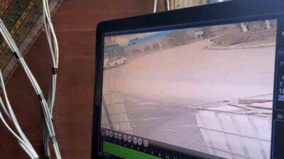 Eskişehir’de kayganlaşan yolda kontrolden çıkan otomobil park halindeki tıra çarptı.