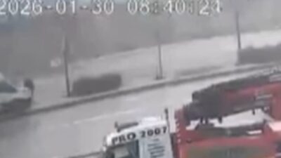 Gaziantep’te direksiyon hakimiyeti kaybolduktan sonra kontrolden çıkan işçi servisi, refüje