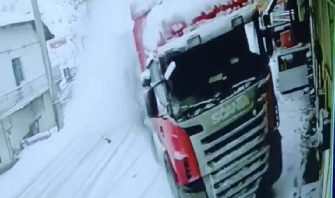 Tokat’ta kontrolden çıkan tırın bir eve çarpması sonucu maddi hasar