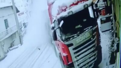 Tokat’ta kontrolden çıkan tırın bir eve çarpması sonucu maddi hasar