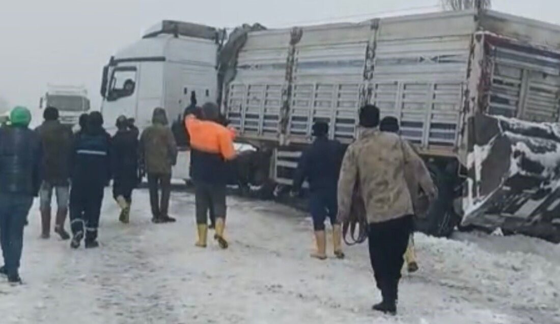 Gaziantep-Nurdağı kara yolunda yoğun kar yağışı nedeniyle kontrolden çıkarak kara