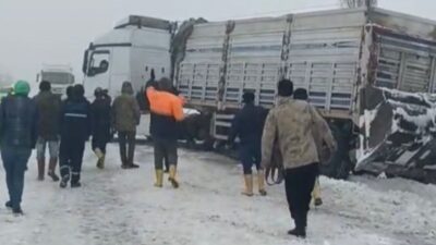 Gaziantep-Nurdağı kara yolunda yoğun kar yağışı nedeniyle kontrolden çıkarak kara