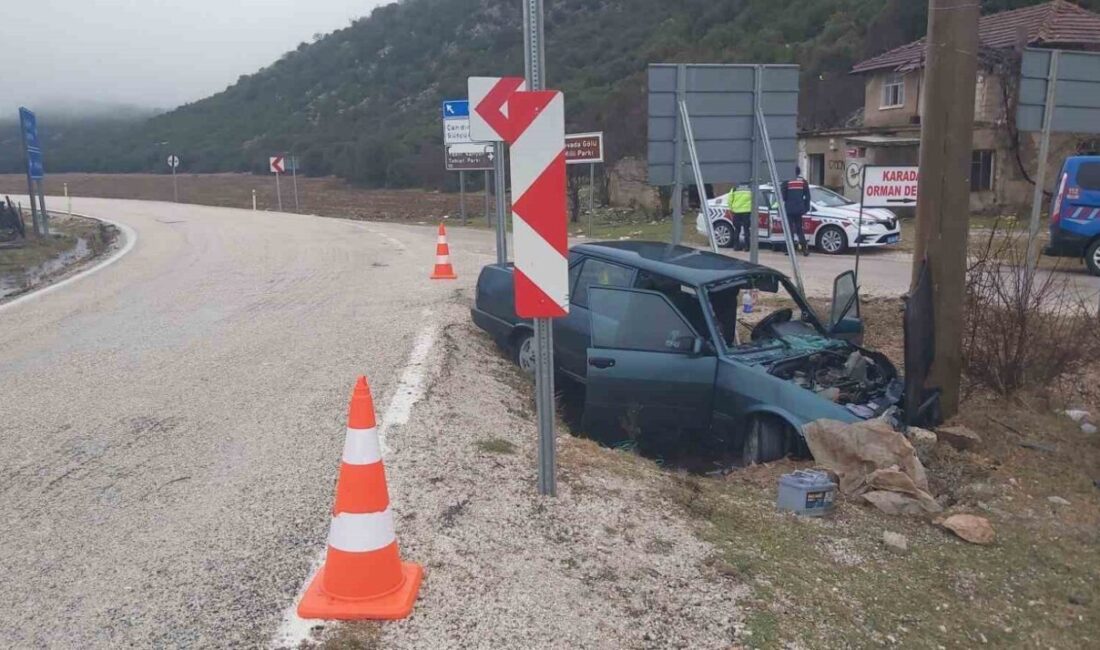 Isparta’nın Eğirdir ilçesinde sürücüsünün direksiyon hakimiyetini kaybetmesi sonucu kontrolden çıkan