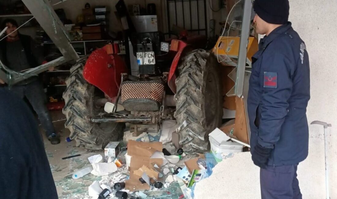 Bilecik’te kontrolden çıkan traktör temizlik malzemeleri satan bir iş yerine