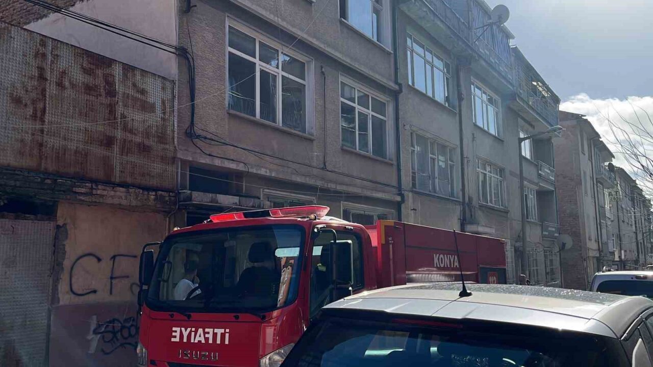 Konya’da bir apartmanın 3’üncü katında çıkan yangında 2 kişi dumandan