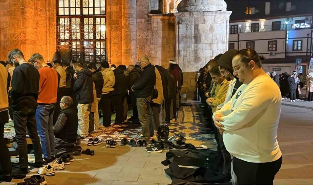 Konya’da vatandaşlar Miraç Kandili dolayısıyla camileri doldurdu. Miraç Kandili Konya’daki
