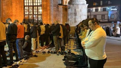Konya’da vatandaşlar Miraç Kandili dolayısıyla camileri doldurdu. Miraç Kandili Konya’daki