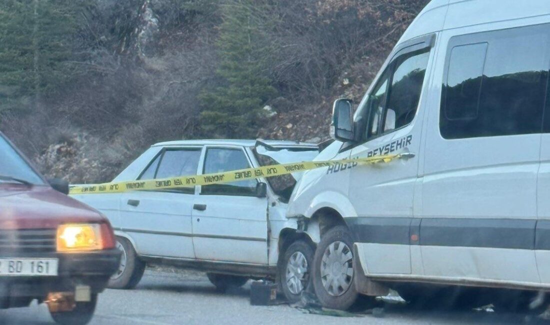 Konya’nın Beyşehir ilçesinde otomobil ile yolcu minibüsünün çarpışması sonucu meydana