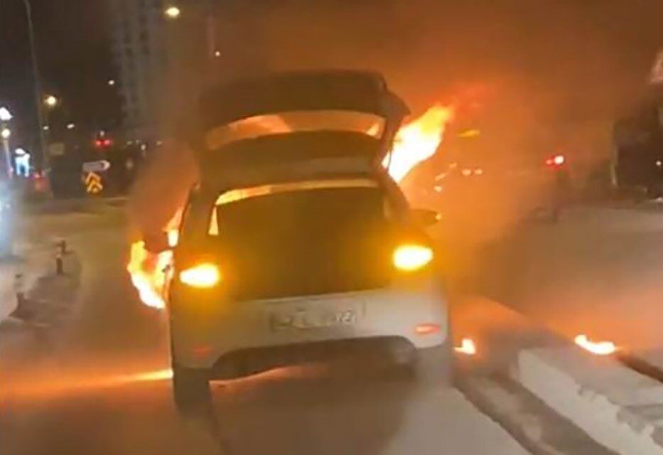Konya’nın Karapınar ilçesinde seyir halindeki otomobilde yangın çıktı. Olay, akşam