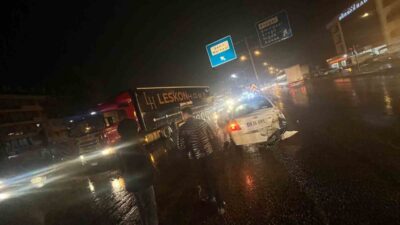 Konya’nın Karapınar ilçesinde ışıklı kavşakta tırın otomobile çarpması sonucu meydana