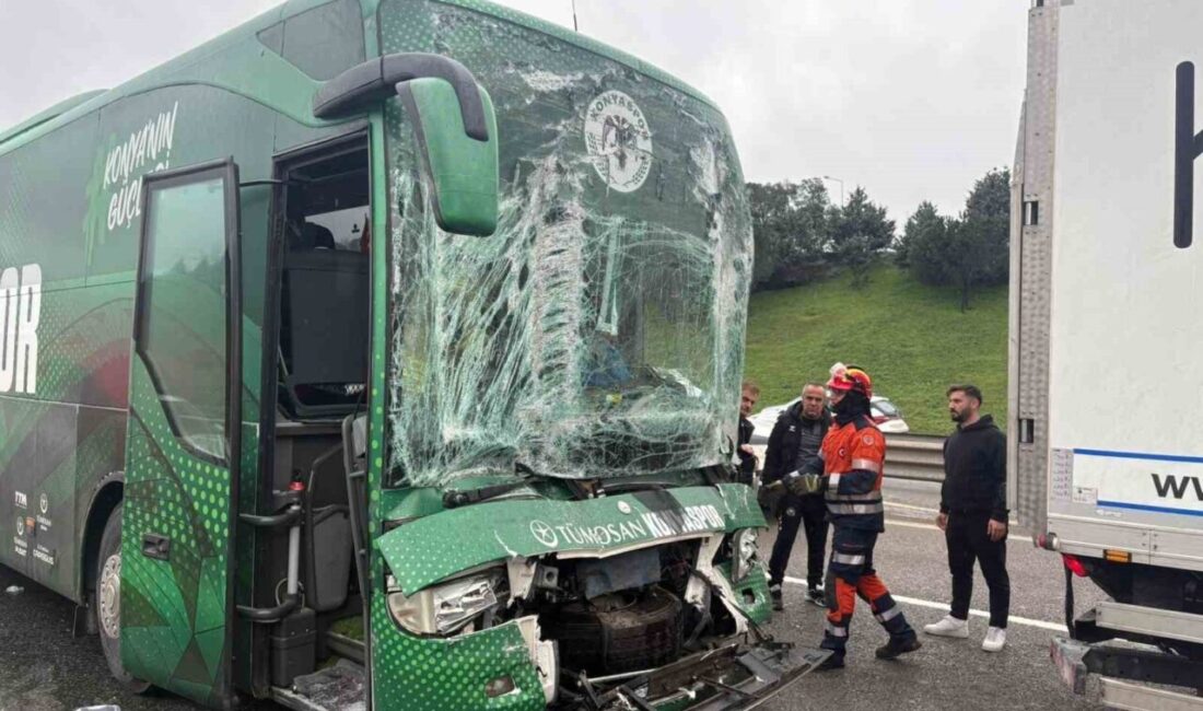 Sultanbeyli’de Konyaspor U-19 takımını taşıyan otobüs, TEM Otoyolu’nda seyir halinde