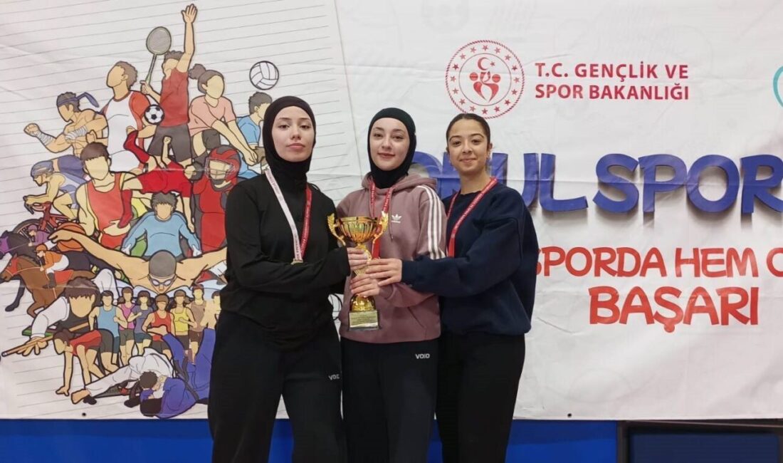 Kocaeli’de düzenlenen Okul Sporları Gençler Karate İl Birinciliği müsabakalarında Körfezli