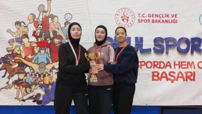 Kocaeli’de düzenlenen Okul Sporları Gençler Karate İl Birinciliği müsabakalarında Körfezli