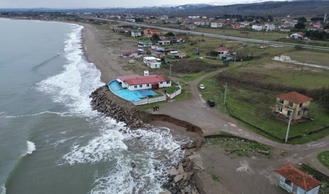 Sakarya’nın Karasu ilçesinde meydana gelen kıyı erozyonu neticesinde Karadeniz’e kıyısı