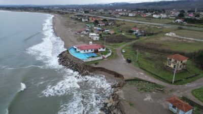 Sakarya’nın Karasu ilçesinde meydana gelen kıyı erozyonu neticesinde Karadeniz’e kıyısı