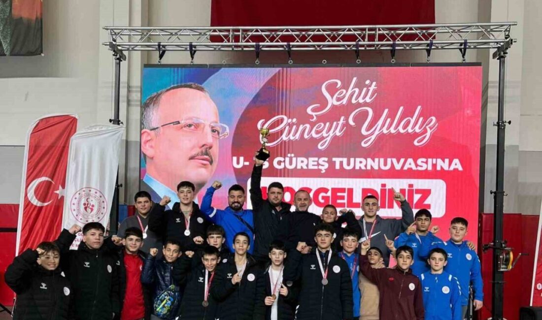 Bursa’da düzenlenen Şehit Cüneyt Yıldız U15 Uluslararası Serbest Güreş Turnuvası’nda,