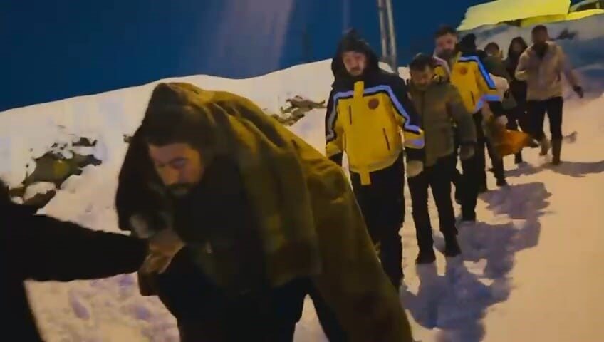 Muş’un Korkut ilçesinde yoğun kar yağışı nedeniyle yolu ulaşıma kapanan