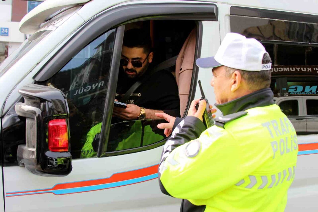Adana’da trafik polisleri, gereksiz yere kornaya basarak gürültü kirliliğine neden