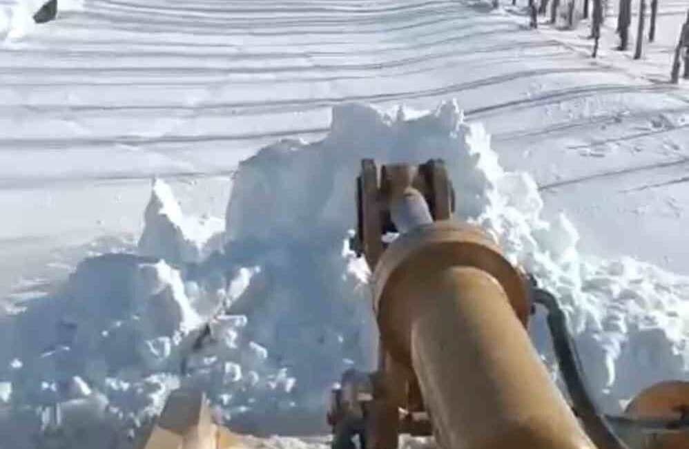 Ağrı’nın Patnos ilçesinde etkili olan yoğun kar yağışı, Süphan Dağı