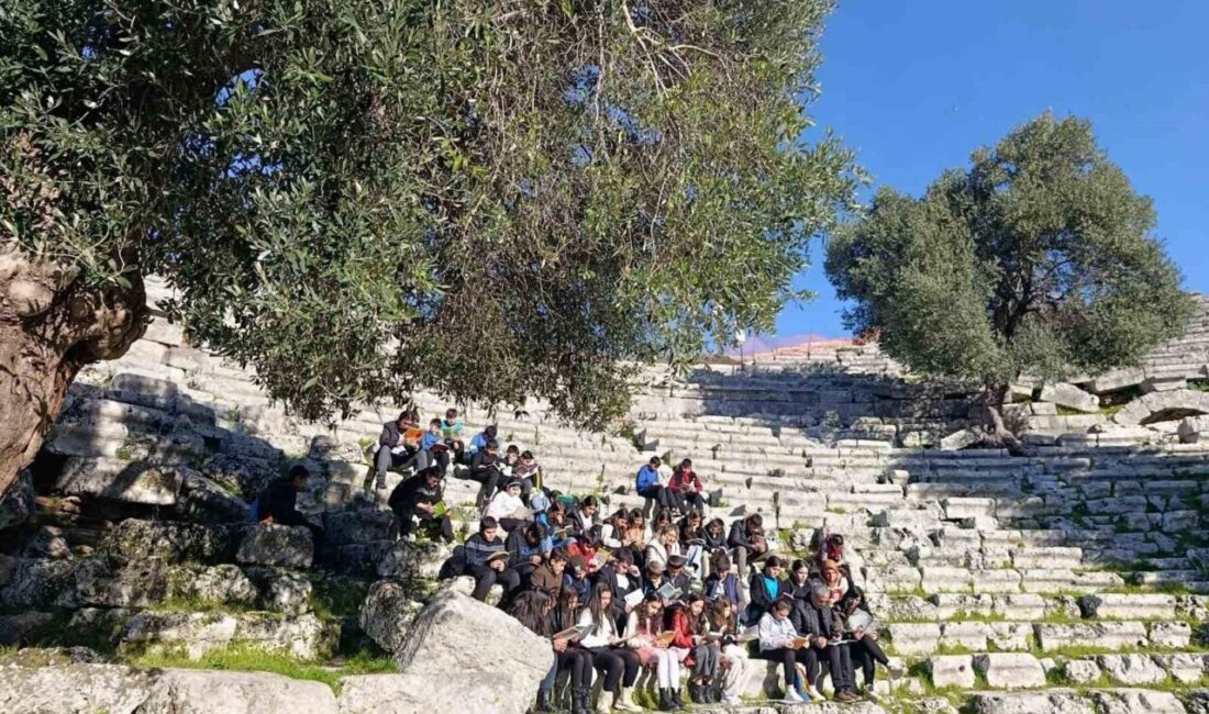 Muğla’nın Köyceğiz ilçesinde öğrenciler Kaunos Antik Kenti’nde bulunan ve MÖ