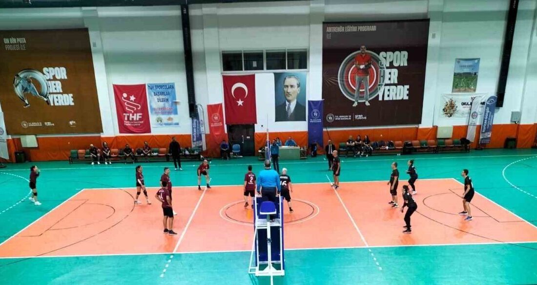 Muğla’nın Köyceğiz ilçesinde ilk üç dereceye giren takımlara para ödülünün