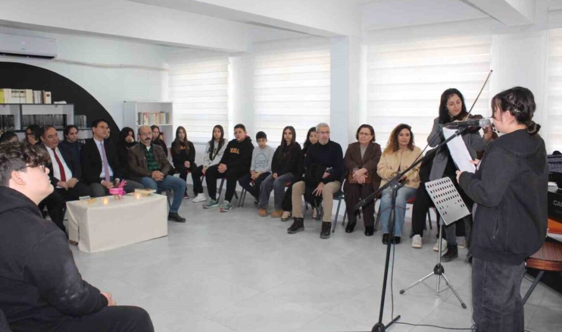 Muğla’nın Köyceğiz ilçesinde öğrenciler dönem sonunu şiir ve müzik konseri