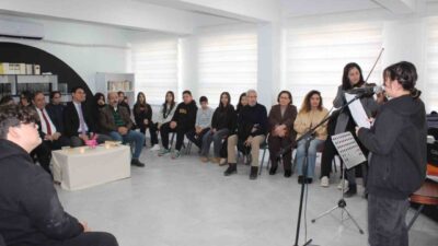 Muğla’nın Köyceğiz ilçesinde öğrenciler dönem sonunu şiir ve müzik konseri