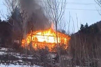 Artvin’in Şavşat ilçesine bağlı Dereiçi köyünde bir ev çıkan yangında
