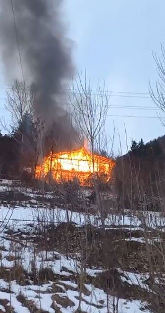 Artvin’in Şavşat ilçesine bağlı Dereiçi köyünde bir ev çıkan yangında