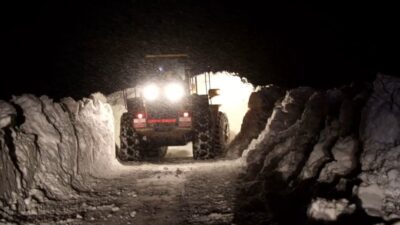 Sivas’ta yoğun kar yağışı nedeniyle yolu kapanan köye rahatsızlanan kadın