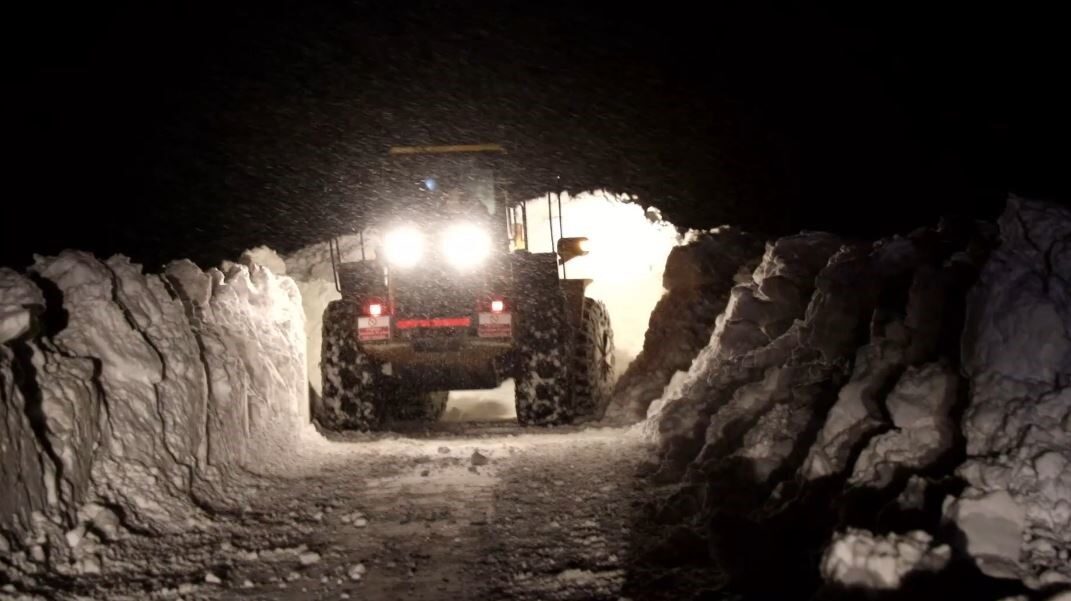 Sivas’ta yoğun kar yağışı nedeniyle yolu kapanan köye rahatsızlanan kadın