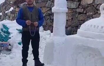 Kahramanmaraş’ta bir vatandaş, köyünde cami bulunmamasına dikkat çekmek amacıyla kardan