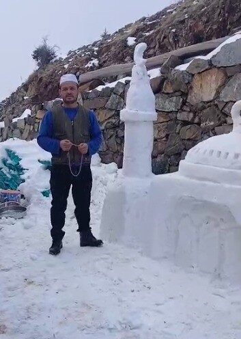 Kahramanmaraş’ta bir vatandaş, köyünde cami bulunmamasına dikkat çekmek amacıyla kardan