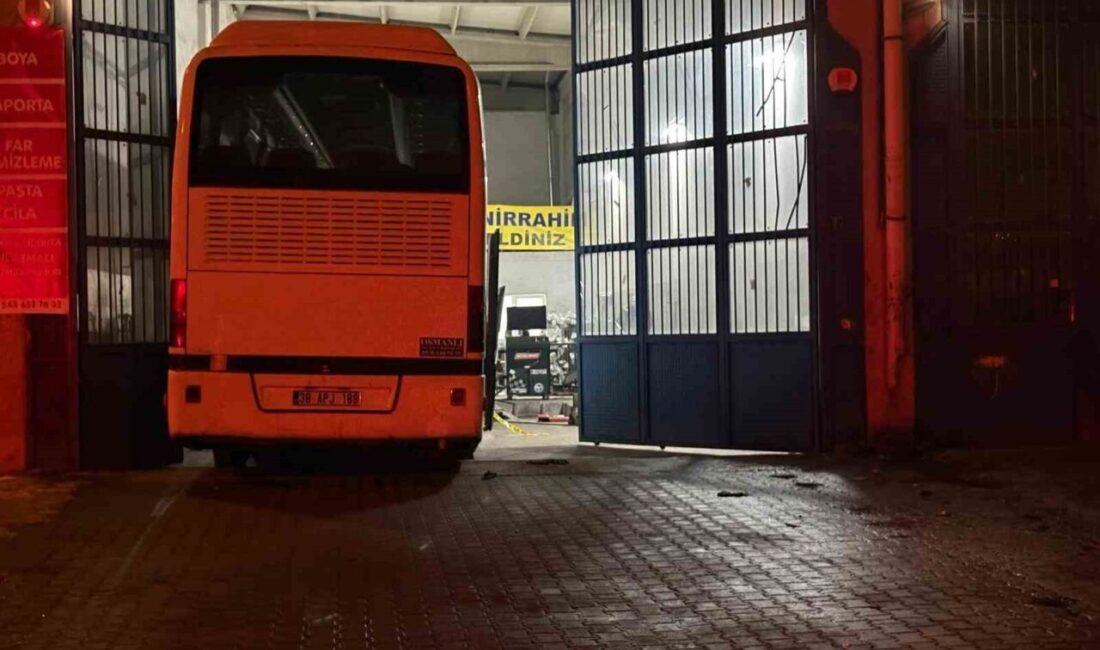 Kayseri’nin Kocasinan ilçesinde bakımını yaptığı yolcu otobüsüne kurduğu krikonun kayması