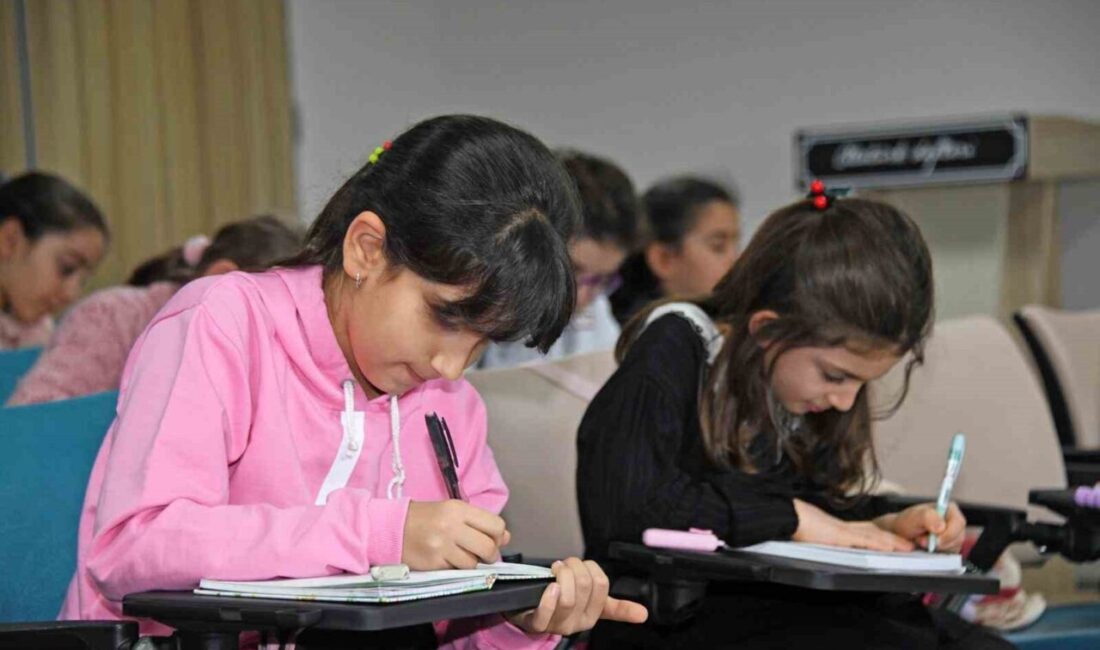 Osmangazi Belediyesi’nin çocukların yazma becerilerini geliştirmek amacıyla hayata geçirdiği Küçük