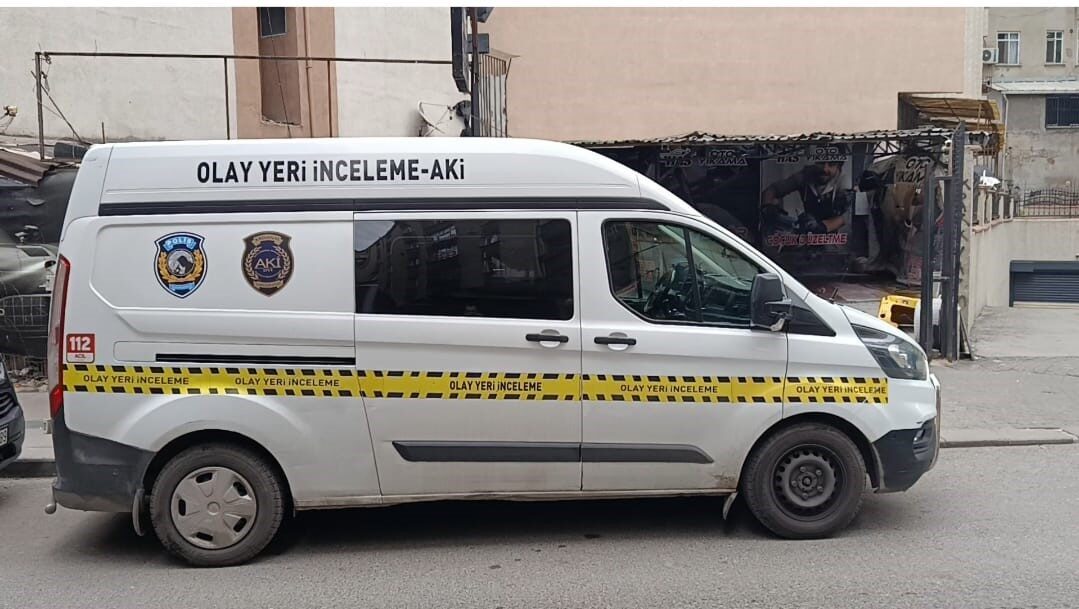 İstanbul Küçükçekmece’de 6 katlı bir binada henüz belirlenemeyen bir nedenle