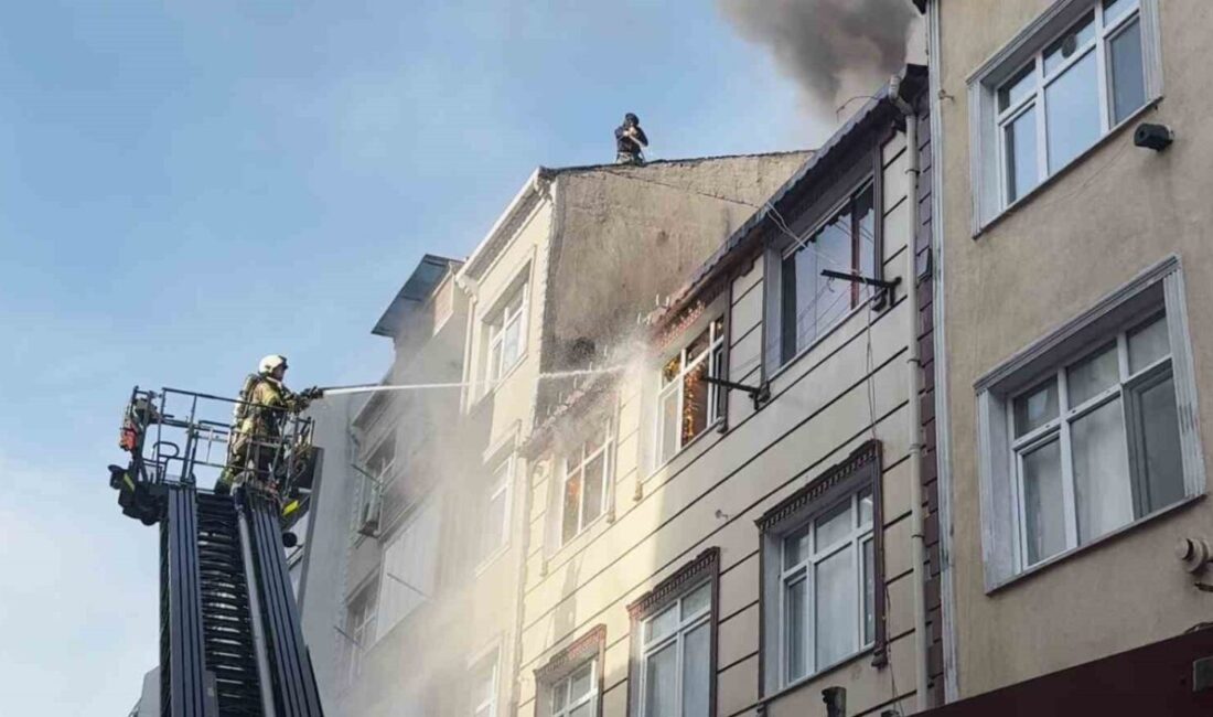 Küçükçekmece’de 3 çatlı binanın çatı katı çıkan yangında alevlere teslim