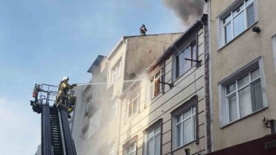 Küçükçekmece’de 3 çatlı binanın çatı katı çıkan yangında alevlere teslim