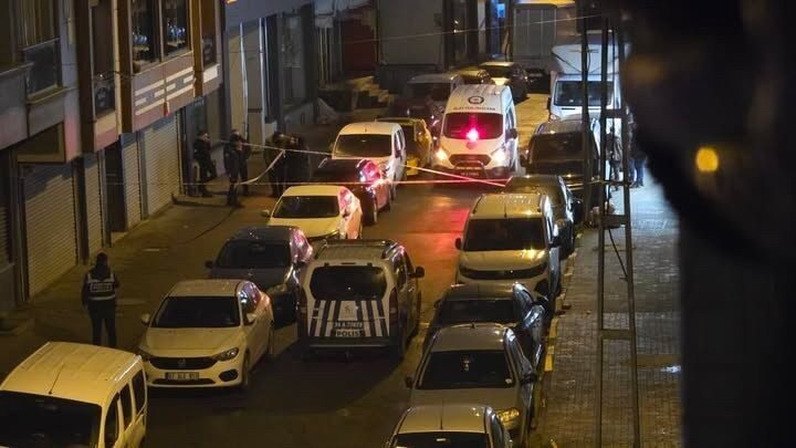 Küçükçekmece’de, çatı katındaki balkondan düşen bir kişi hayatını kaybetti. Olay,